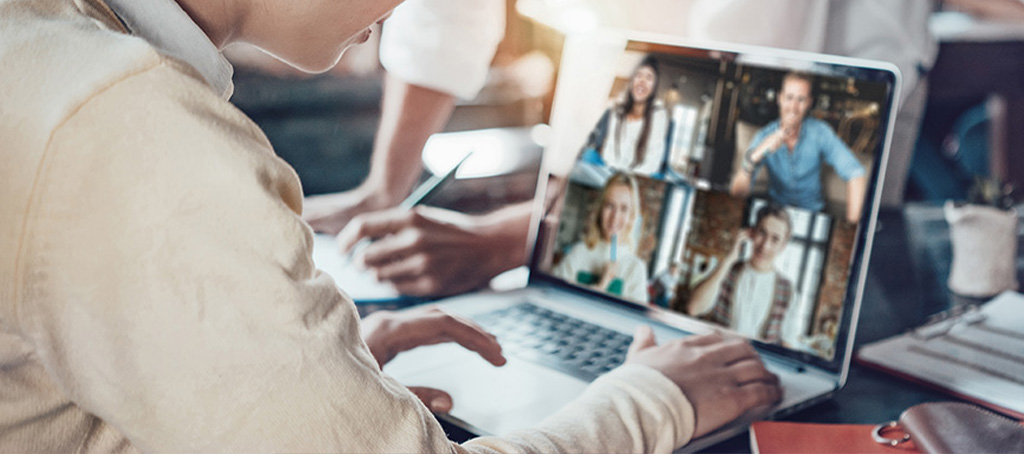 Frau, die am Laptop an einem E-Learning Kurs teilnimmt.